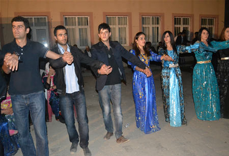 Hakkari'nin Yüksekova ilçesinde 17-18.2011 Eylül Dünya evine giren bazı çiftlerimizi sizler için sayfamıza taşıdık. Yüksekova Güncel ailesi olarak tüm çiftlerimize mutluluklar dileriz.