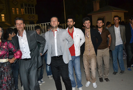 Hakkari'nin Yüksekova ilçesinde 17-18.2011 Eylül Dünya evine giren bazı çiftlerimizi sizler için sayfamıza taşıdık. Yüksekova Güncel ailesi olarak tüm çiftlerimize mutluluklar dileriz.