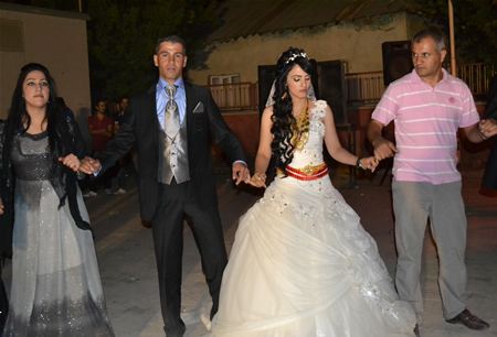 Hakkari'nin Yüksekova ilçesinde 17-18.2011 Eylül Dünya evine giren bazı çiftlerimizi sizler için sayfamıza taşıdık. Yüksekova Güncel ailesi olarak tüm çiftlerimize mutluluklar dileriz.