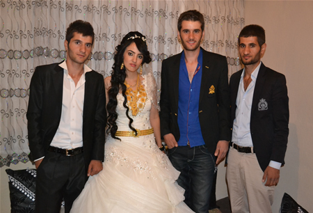 Hakkari'nin Yüksekova ilçesinde 17-18.2011 Eylül Dünya evine giren bazı çiftlerimizi sizler için sayfamıza taşıdık. Yüksekova Güncel ailesi olarak tüm çiftlerimize mutluluklar dileriz.