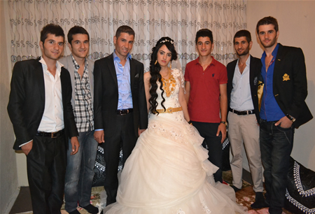 Hakkari'nin Yüksekova ilçesinde 17-18.2011 Eylül Dünya evine giren bazı çiftlerimizi sizler için sayfamıza taşıdık. Yüksekova Güncel ailesi olarak tüm çiftlerimize mutluluklar dileriz.