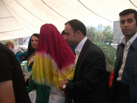 Hakkari'nin Yüksekova ilçesinde 17-18.2011 Eylül Dünya evine giren bazı çiftlerimizi sizler için sayfamıza taşıdık. Yüksekova Güncel ailesi olarak tüm çiftlerimize mutluluklar dileriz.