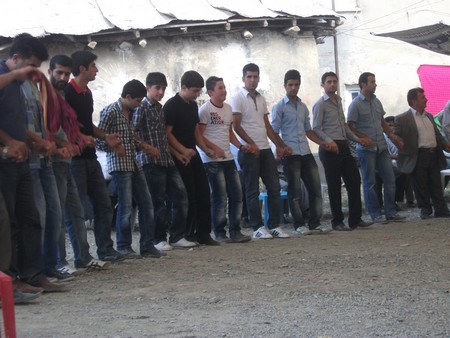 Hakkari'nin Yüksekova ilçesinde 17-18.2011 Eylül Dünya evine giren bazı çiftlerimizi sizler için sayfamıza taşıdık. Yüksekova Güncel ailesi olarak tüm çiftlerimize mutluluklar dileriz.