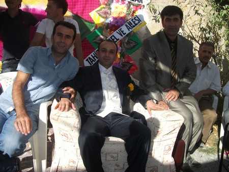 Hakkari'nin Yüksekova ilçesinde 17-18.2011 Eylül Dünya evine giren bazı çiftlerimizi sizler için sayfamıza taşıdık. Yüksekova Güncel ailesi olarak tüm çiftlerimize mutluluklar dileriz.