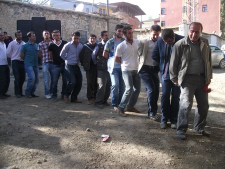 Hakkari'nin Yüksekova ilçesinde 17-18.2011 Eylül Dünya evine giren bazı çiftlerimizi sizler için sayfamıza taşıdık. Yüksekova Güncel ailesi olarak tüm çiftlerimize mutluluklar dileriz.