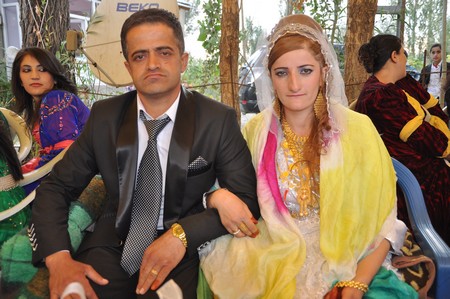 Hakkarinin Yüksekova İlçesinde 26 yaşındaki Mustafa Güzel, bir düğünde tanışıp arkadaşlık kurduğu, kendisi gibi işitme ve konuşma engelli aynı yaştaki Nedimhan Taş ile dünya evine girdi.