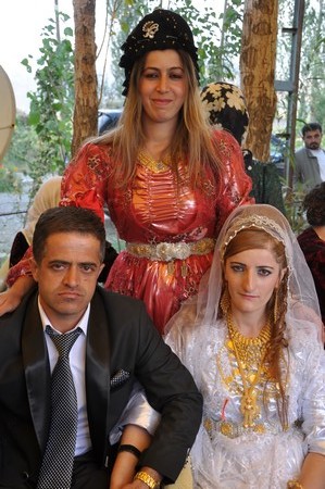 Hakkarinin Yüksekova İlçesinde 26 yaşındaki Mustafa Güzel, bir düğünde tanışıp arkadaşlık kurduğu, kendisi gibi işitme ve konuşma engelli aynı yaştaki Nedimhan Taş ile dünya evine girdi.