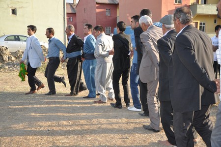 Hakkarinin Yüksekova İlçesinde 26 yaşındaki Mustafa Güzel, bir düğünde tanışıp arkadaşlık kurduğu, kendisi gibi işitme ve konuşma engelli aynı yaştaki Nedimhan Taş ile dünya evine girdi.