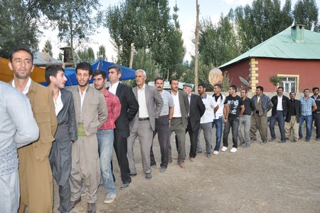 Hakkarinin Yüksekova İlçesinde 26 yaşındaki Mustafa Güzel, bir düğünde tanışıp arkadaşlık kurduğu, kendisi gibi işitme ve konuşma engelli aynı yaştaki Nedimhan Taş ile dünya evine girdi.