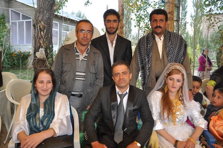 Hakkarinin Yüksekova İlçesinde 26 yaşındaki Mustafa Güzel, bir düğünde tanışıp arkadaşlık kurduğu, kendisi gibi işitme ve konuşma engelli aynı yaştaki Nedimhan Taş ile dünya evine girdi.