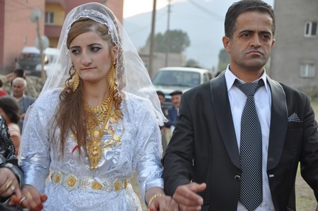 Hakkarinin Yüksekova İlçesinde 26 yaşındaki Mustafa Güzel, bir düğünde tanışıp arkadaşlık kurduğu, kendisi gibi işitme ve konuşma engelli aynı yaştaki Nedimhan Taş ile dünya evine girdi.