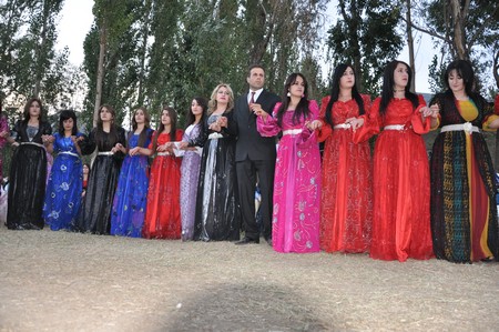 Hakkarinin Yüksekova İlçesinde 26 yaşındaki Mustafa Güzel, bir düğünde tanışıp arkadaşlık kurduğu, kendisi gibi işitme ve konuşma engelli aynı yaştaki Nedimhan Taş ile dünya evine girdi.