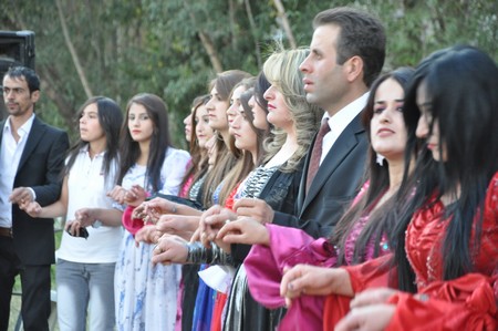 Hakkarinin Yüksekova İlçesinde 26 yaşındaki Mustafa Güzel, bir düğünde tanışıp arkadaşlık kurduğu, kendisi gibi işitme ve konuşma engelli aynı yaştaki Nedimhan Taş ile dünya evine girdi.