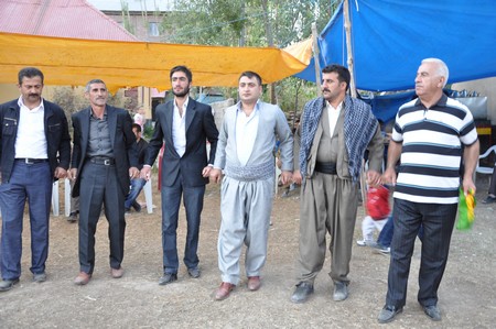 Hakkarinin Yüksekova İlçesinde 26 yaşındaki Mustafa Güzel, bir düğünde tanışıp arkadaşlık kurduğu, kendisi gibi işitme ve konuşma engelli aynı yaştaki Nedimhan Taş ile dünya evine girdi.