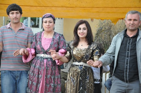 Hakkarinin Yüksekova İlçesinde 26 yaşındaki Mustafa Güzel, bir düğünde tanışıp arkadaşlık kurduğu, kendisi gibi işitme ve konuşma engelli aynı yaştaki Nedimhan Taş ile dünya evine girdi.