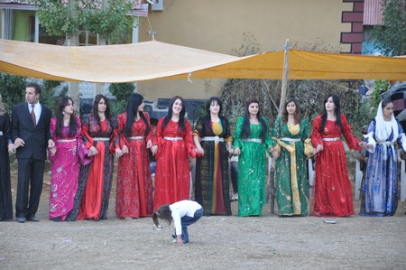 Hakkarinin Yüksekova İlçesinde 26 yaşındaki Mustafa Güzel, bir düğünde tanışıp arkadaşlık kurduğu, kendisi gibi işitme ve konuşma engelli aynı yaştaki Nedimhan Taş ile dünya evine girdi.