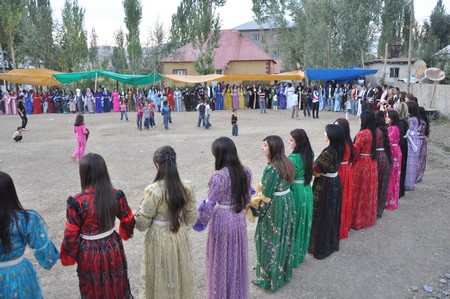 Hakkarinin Yüksekova İlçesinde 26 yaşındaki Mustafa Güzel, bir düğünde tanışıp arkadaşlık kurduğu, kendisi gibi işitme ve konuşma engelli aynı yaştaki Nedimhan Taş ile dünya evine girdi.