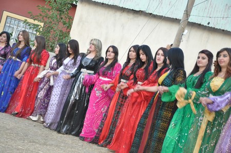 Hakkarinin Yüksekova İlçesinde 26 yaşındaki Mustafa Güzel, bir düğünde tanışıp arkadaşlık kurduğu, kendisi gibi işitme ve konuşma engelli aynı yaştaki Nedimhan Taş ile dünya evine girdi.