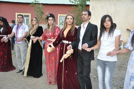 Hakkarinin Yüksekova İlçesinde 26 yaşındaki Mustafa Güzel, bir düğünde tanışıp arkadaşlık kurduğu, kendisi gibi işitme ve konuşma engelli aynı yaştaki Nedimhan Taş ile dünya evine girdi.