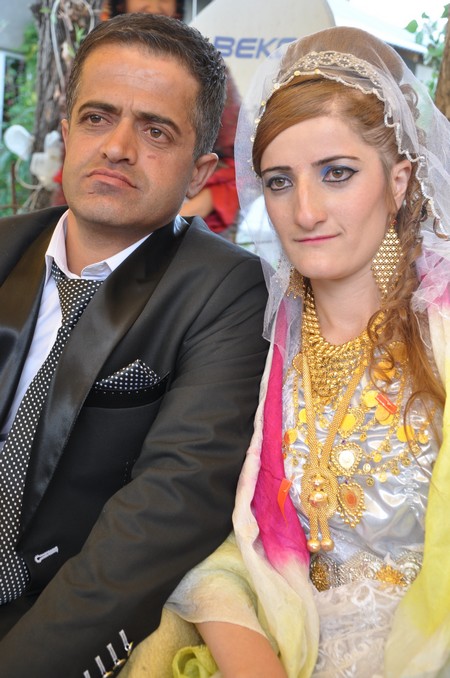 Hakkarinin Yüksekova İlçesinde 26 yaşındaki Mustafa Güzel, bir düğünde tanışıp arkadaşlık kurduğu, kendisi gibi işitme ve konuşma engelli aynı yaştaki Nedimhan Taş ile dünya evine girdi.