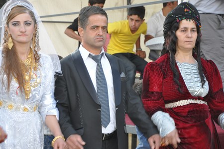 Hakkarinin Yüksekova İlçesinde 26 yaşındaki Mustafa Güzel, bir düğünde tanışıp arkadaşlık kurduğu, kendisi gibi işitme ve konuşma engelli aynı yaştaki Nedimhan Taş ile dünya evine girdi.