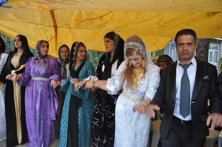 Hakkarinin Yüksekova İlçesinde 26 yaşındaki Mustafa Güzel, bir düğünde tanışıp arkadaşlık kurduğu, kendisi gibi işitme ve konuşma engelli aynı yaştaki Nedimhan Taş ile dünya evine girdi.