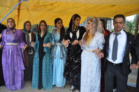 Hakkarinin Yüksekova İlçesinde 26 yaşındaki Mustafa Güzel, bir düğünde tanışıp arkadaşlık kurduğu, kendisi gibi işitme ve konuşma engelli aynı yaştaki Nedimhan Taş ile dünya evine girdi.