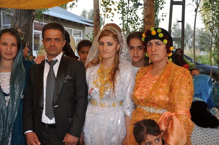 Hakkarinin Yüksekova İlçesinde 26 yaşındaki Mustafa Güzel, bir düğünde tanışıp arkadaşlık kurduğu, kendisi gibi işitme ve konuşma engelli aynı yaştaki Nedimhan Taş ile dünya evine girdi.