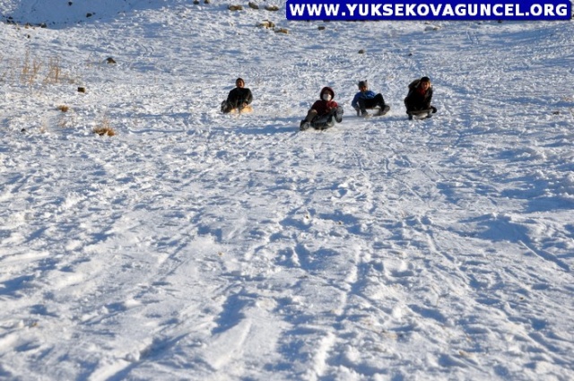 Yüksekovalı Çocukların Karlı Tepelerde Kızak Keyfi