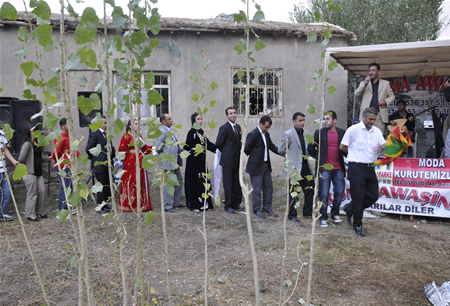 Hakkari'nin Yüksekova ilçesinde 23-25 Eylül 2011 tarihlerinde hayatlarını birleştiren çiftlerimizi sizler için sayfamıza taşıdık.
