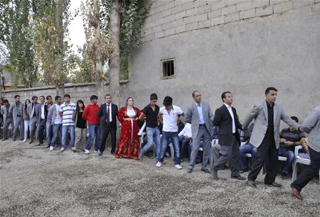 Hakkari'nin Yüksekova ilçesinde 23-25 Eylül 2011 tarihlerinde hayatlarını birleştiren çiftlerimizi sizler için sayfamıza taşıdık.