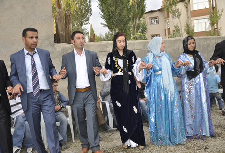 Hakkari'nin Yüksekova ilçesinde 23-25 Eylül 2011 tarihlerinde hayatlarını birleştiren çiftlerimizi sizler için sayfamıza taşıdık.