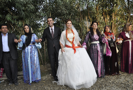 Hakkari'nin Yüksekova ilçesinde 23-25 Eylül 2011 tarihlerinde hayatlarını birleştiren çiftlerimizi sizler için sayfamıza taşıdık.