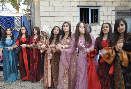 Hakkari'nin Yüksekova ilçesinde 23-25 Eylül 2011 tarihlerinde hayatlarını birleştiren çiftlerimizi sizler için sayfamıza taşıdık.