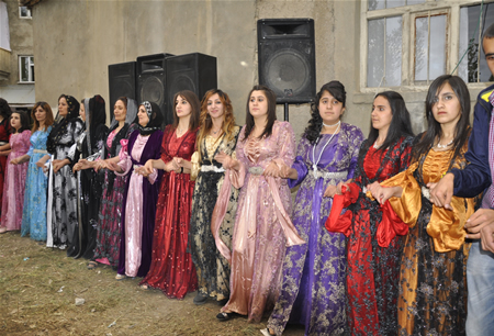 Hakkari'nin Yüksekova ilçesinde 23-25 Eylül 2011 tarihlerinde hayatlarını birleştiren çiftlerimizi sizler için sayfamıza taşıdık.