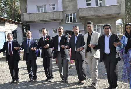 Hakkari'nin Yüksekova ilçesinde 23-25 Eylül 2011 tarihlerinde hayatlarını birleştiren çiftlerimizi sizler için sayfamıza taşıdık.