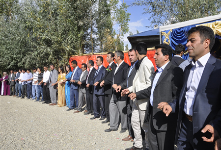 Hakkari'nin Yüksekova ilçesinde 23-25 Eylül 2011 tarihlerinde hayatlarını birleştiren çiftlerimizi sizler için sayfamıza taşıdık.