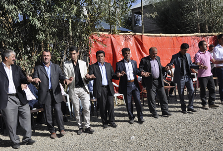 Hakkari'nin Yüksekova ilçesinde 23-25 Eylül 2011 tarihlerinde hayatlarını birleştiren çiftlerimizi sizler için sayfamıza taşıdık.