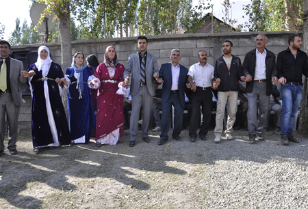 Hakkari'nin Yüksekova ilçesinde 23-25 Eylül 2011 tarihlerinde hayatlarını birleştiren çiftlerimizi sizler için sayfamıza taşıdık.