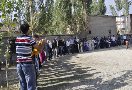 Hakkari'nin Yüksekova ilçesinde 23-25 Eylül 2011 tarihlerinde hayatlarını birleştiren çiftlerimizi sizler için sayfamıza taşıdık.
