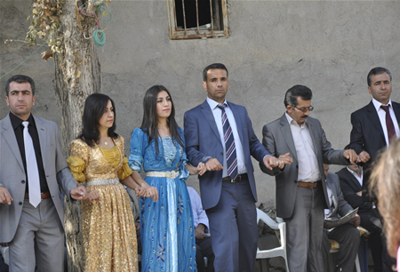 Hakkari'nin Yüksekova ilçesinde 23-25 Eylül 2011 tarihlerinde hayatlarını birleştiren çiftlerimizi sizler için sayfamıza taşıdık.