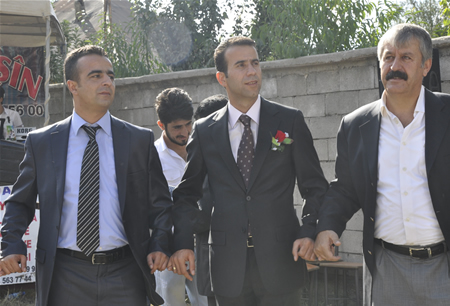 Hakkari'nin Yüksekova ilçesinde 23-25 Eylül 2011 tarihlerinde hayatlarını birleştiren çiftlerimizi sizler için sayfamıza taşıdık.