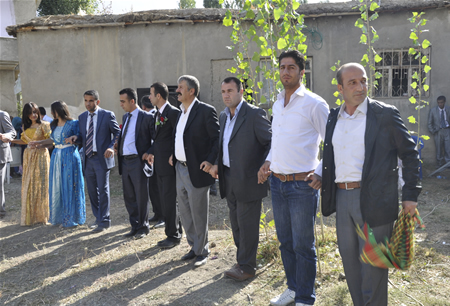 Hakkari'nin Yüksekova ilçesinde 23-25 Eylül 2011 tarihlerinde hayatlarını birleştiren çiftlerimizi sizler için sayfamıza taşıdık.