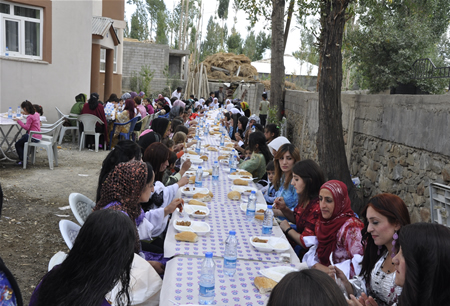 Hakkari'nin Yüksekova ilçesinde 23-25 Eylül 2011 tarihlerinde hayatlarını birleştiren çiftlerimizi sizler için sayfamıza taşıdık.
