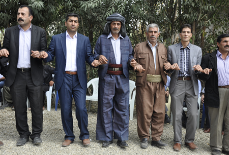 Hakkari'nin Yüksekova ilçesinde 23-25 Eylül 2011 tarihlerinde hayatlarını birleştiren çiftlerimizi sizler için sayfamıza taşıdık.