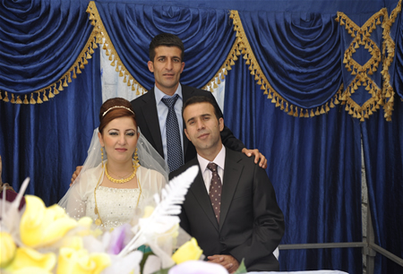 Hakkari'nin Yüksekova ilçesinde 23-25 Eylül 2011 tarihlerinde hayatlarını birleştiren çiftlerimizi sizler için sayfamıza taşıdık.