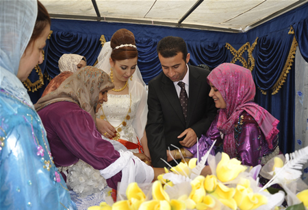 Hakkari'nin Yüksekova ilçesinde 23-25 Eylül 2011 tarihlerinde hayatlarını birleştiren çiftlerimizi sizler için sayfamıza taşıdık.