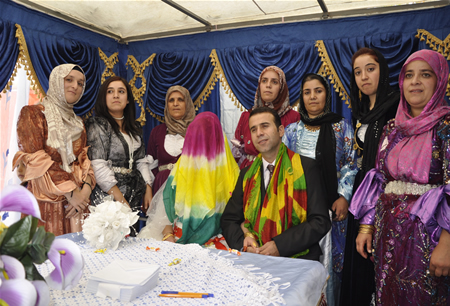 Hakkari'nin Yüksekova ilçesinde 23-25 Eylül 2011 tarihlerinde hayatlarını birleştiren çiftlerimizi sizler için sayfamıza taşıdık.