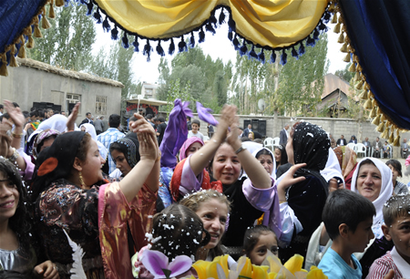 Hakkari'nin Yüksekova ilçesinde 23-25 Eylül 2011 tarihlerinde hayatlarını birleştiren çiftlerimizi sizler için sayfamıza taşıdık.