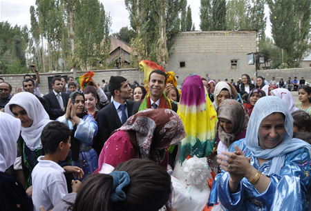Hakkari'nin Yüksekova ilçesinde 23-25 Eylül 2011 tarihlerinde hayatlarını birleştiren çiftlerimizi sizler için sayfamıza taşıdık.